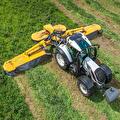 Valtra met maaicombinatie in het gras