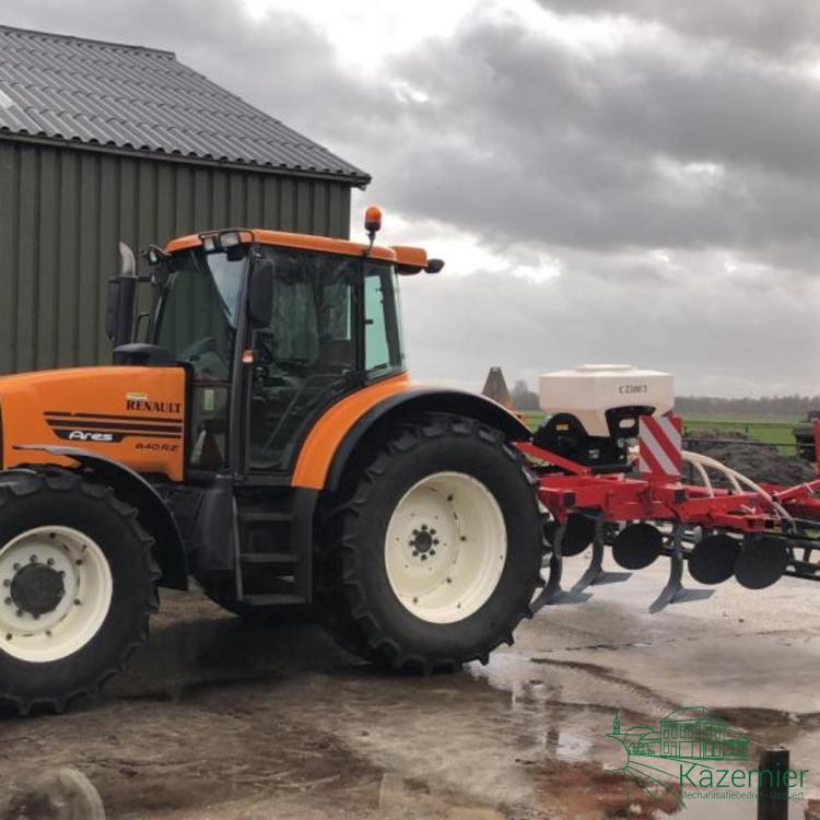 Renault Ares 640RZ met vleugelschaar cultivator en zaaimachine afgeleverd